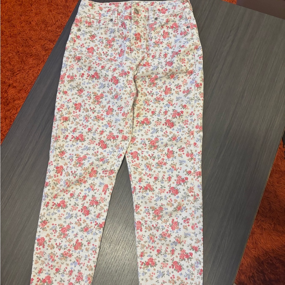 NWOT American Eagle Floral Capri Jeans 🌼